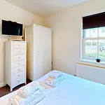 Coral Shores - Part Of The The Bay Village With Pool, Gym And Direct Access, Pub, Restaurant, Tennis And Meadows Walks Ferienhaus *