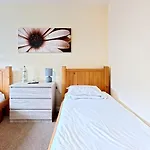 Coral Shores - Part Of The The Bay Village With Pool, Gym And Direct Access, Pub, Restaurant, Tennis And Meadows Walks *