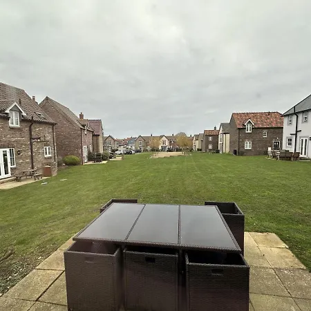 Coral Shores - Part Of The The Bay Village With Pool, Gym And Direct Access, Pub, Restaurant, Tennis And Meadows Walks *