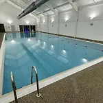 Coral Shores - Part Of The The Bay Village With Pool, Gym And Direct Access, Pub, Restaurant, Tennis And Meadows Walks 度假居 *